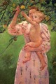 Bébé atteignant pour une pomme mères des enfants Mary Cassatt